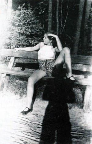 Artwork Title: Jeune femme sur un banc
