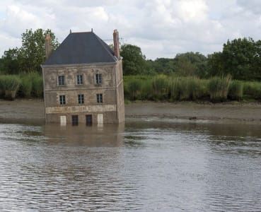 Artwork Title: La Maison dans la Loire