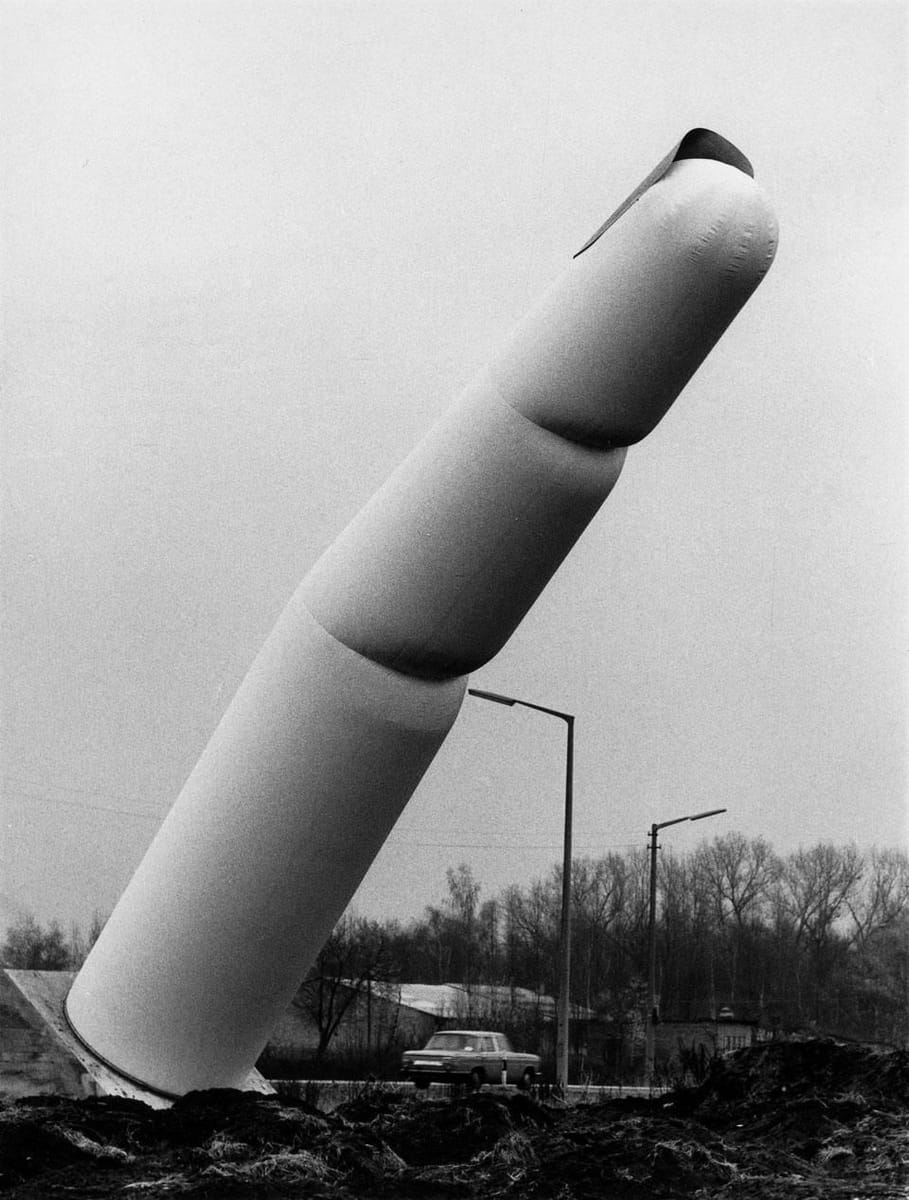 Artwork Title: 14-metre inflatable index finger by the motorway to Nuremberg Airport
