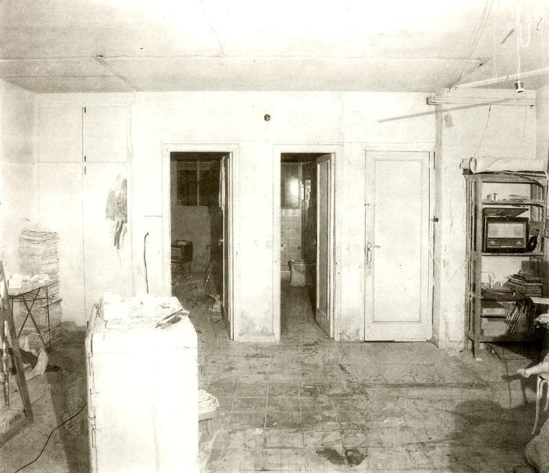Artwork Title: Estudio con tres puertas