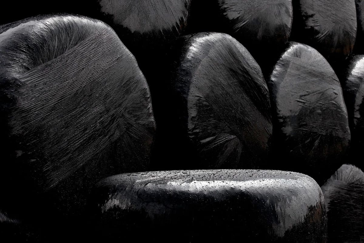 Artwork Title: Les balles noires et la pluie