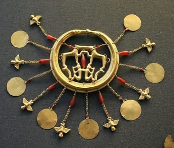 Artwork Title: Gold earring from the Aigina Treasure, Bronze Age (Minoan?) between 1850 and 1550 BCE