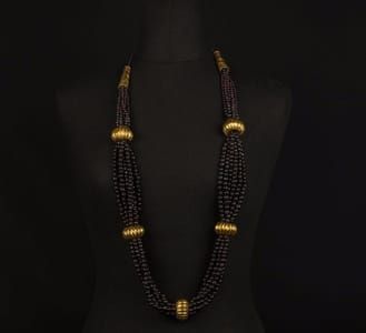 Artwork Title: Collier de perles de grenat opaque