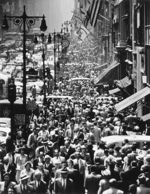Artwork Title: Lunch Rush on Fifth Avenue, New York City