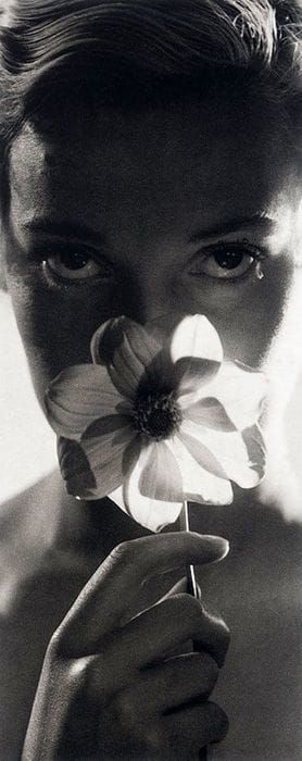 Artwork Title: Assia avec une anémone devant le visage