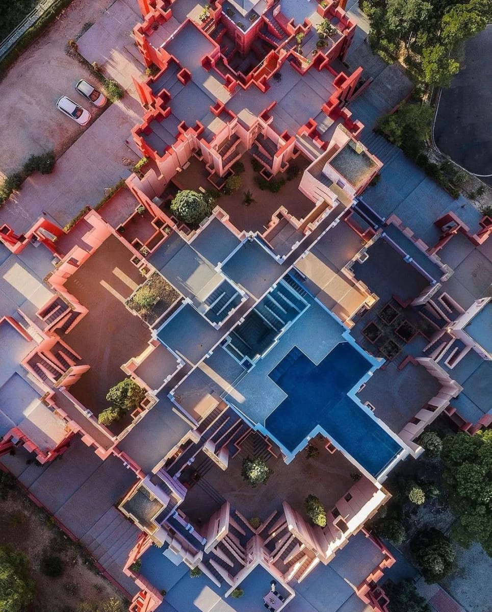 Artwork Title: La Muralla Roja